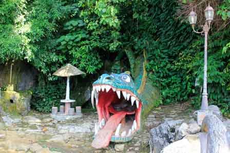 Patung Naga di Lereng Gunung Kota Tapaktuan Aceh Selatan